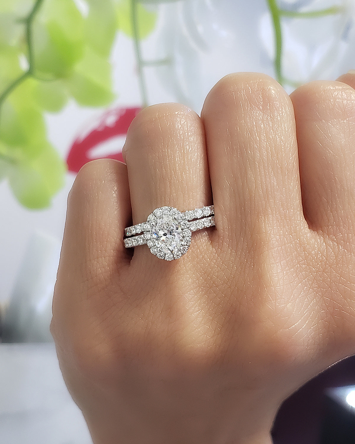 Oval halo engagement rings