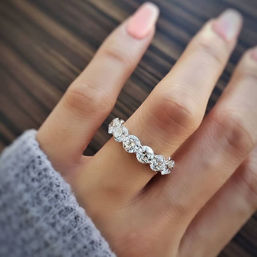 Round diamond eternity band