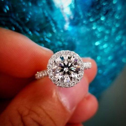 Round cut halo engagement rings