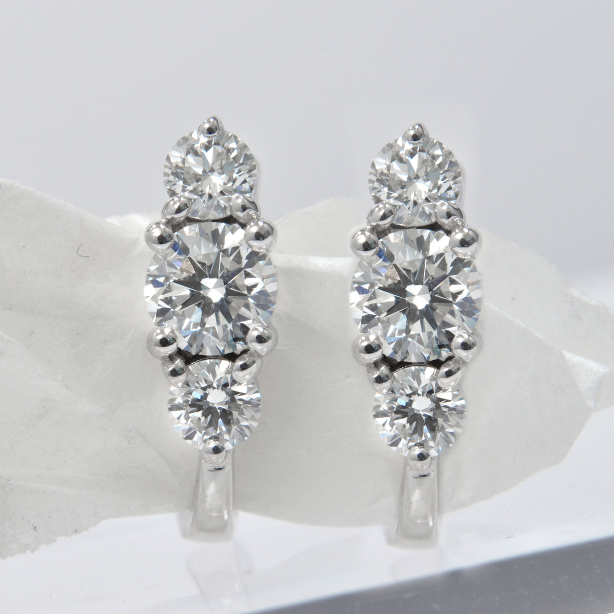 090cttotalroundcut3stoneearrings 001