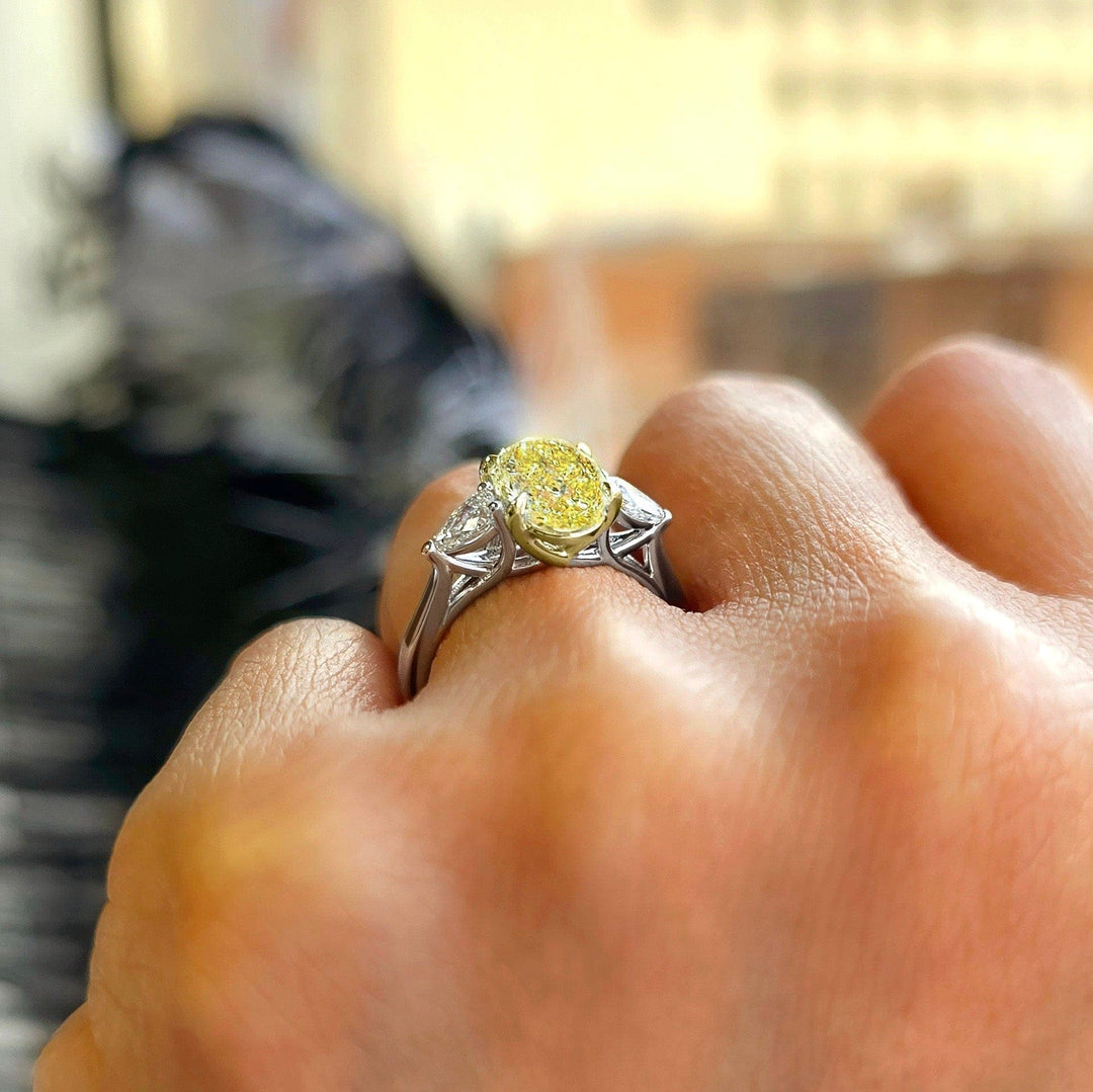 2.70 Ctw Canary Fancy Light Yellow Oval Cut & Pear Cut Diamond Ring VVS1 GIA