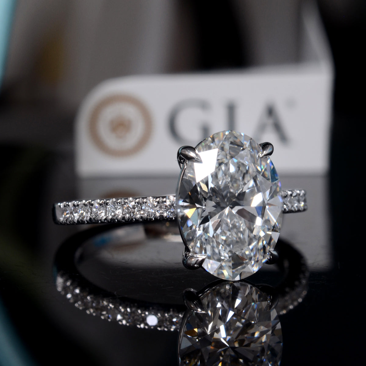 Oval_cut_with_round_cut_pave_ 01