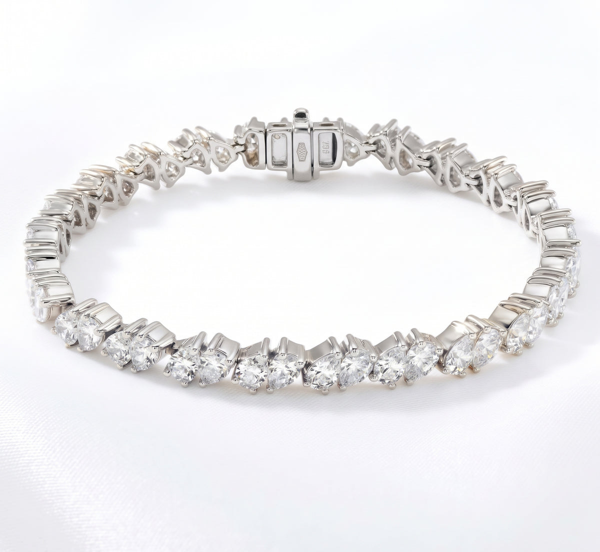 Twin_pear_cut_diamond_bracelet_white_gold