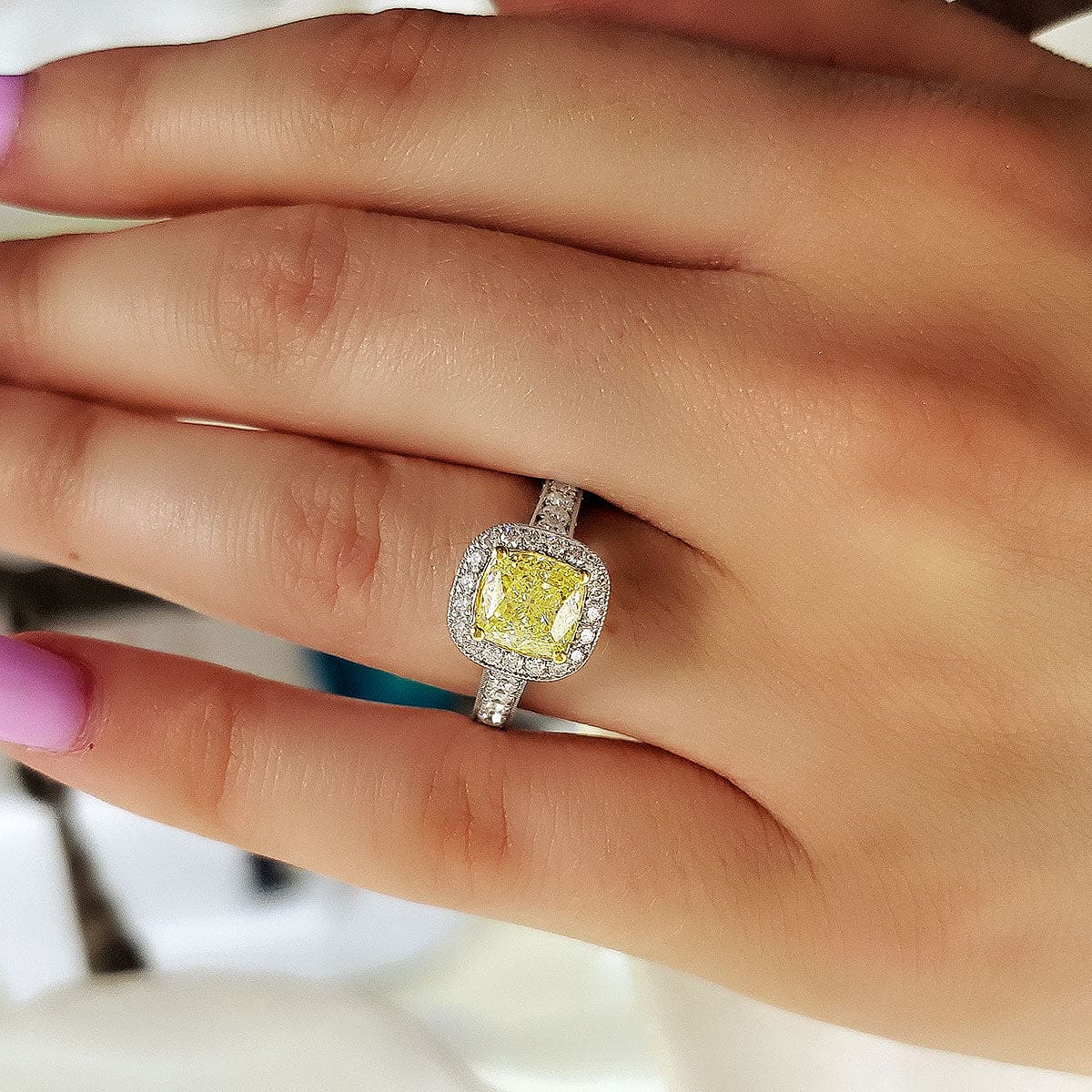 1 5ct_cushion_cut_center_fancy_light_yellow_vs1_hal5459_dsc_2520_hand edit1200