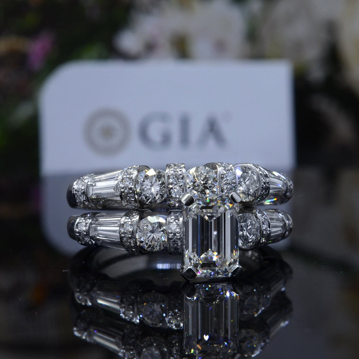 1205121emeraldcutwithbaguettesandroundbridalset hand002