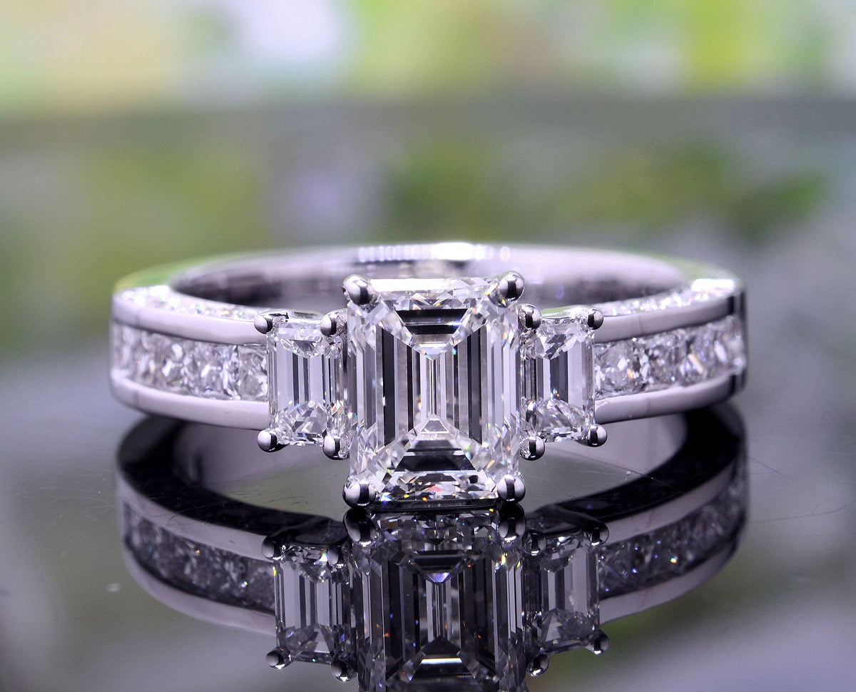 23652152emerald3stonewithprincessandroundcut ea1_27e53bec 2145 4cd0 92dc 8a1441eda377