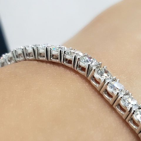 Diamond Tennis Bracelet Close Up